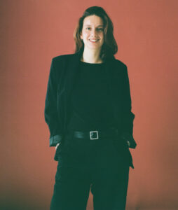 Lisa Chaussende, 27 ans, jongle entre ses études en alternance et son apprentissage au sein de l’entreprise familiale. Dans trois ans, elle devra décider si elle en reprend les rênes. ©Chaussende