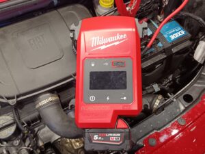 Produit phare dans le sans-fil, le nouveau démarreur M18 se place directement sur la batterie du véhicule. ©J2R