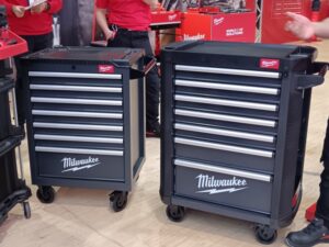 Milwaukee propose de nouvelles servantes Toolguard. Pour une homogénéisation des couleurs, une nouvelle gamme noire a été ajoutée. ©J2R