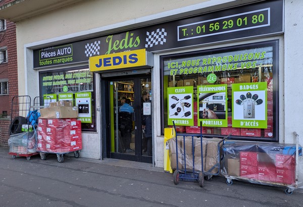 Présent à Maisons-Alfort depuis 1997, Jedis incarne la figure du distributeur urbain ancré dans son territoire. Le relationnel client reste son principal avantage concurrentiel. ©J2R
