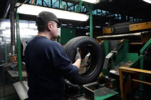 Rechapage automobile : le coup de pouce qui divise la filière