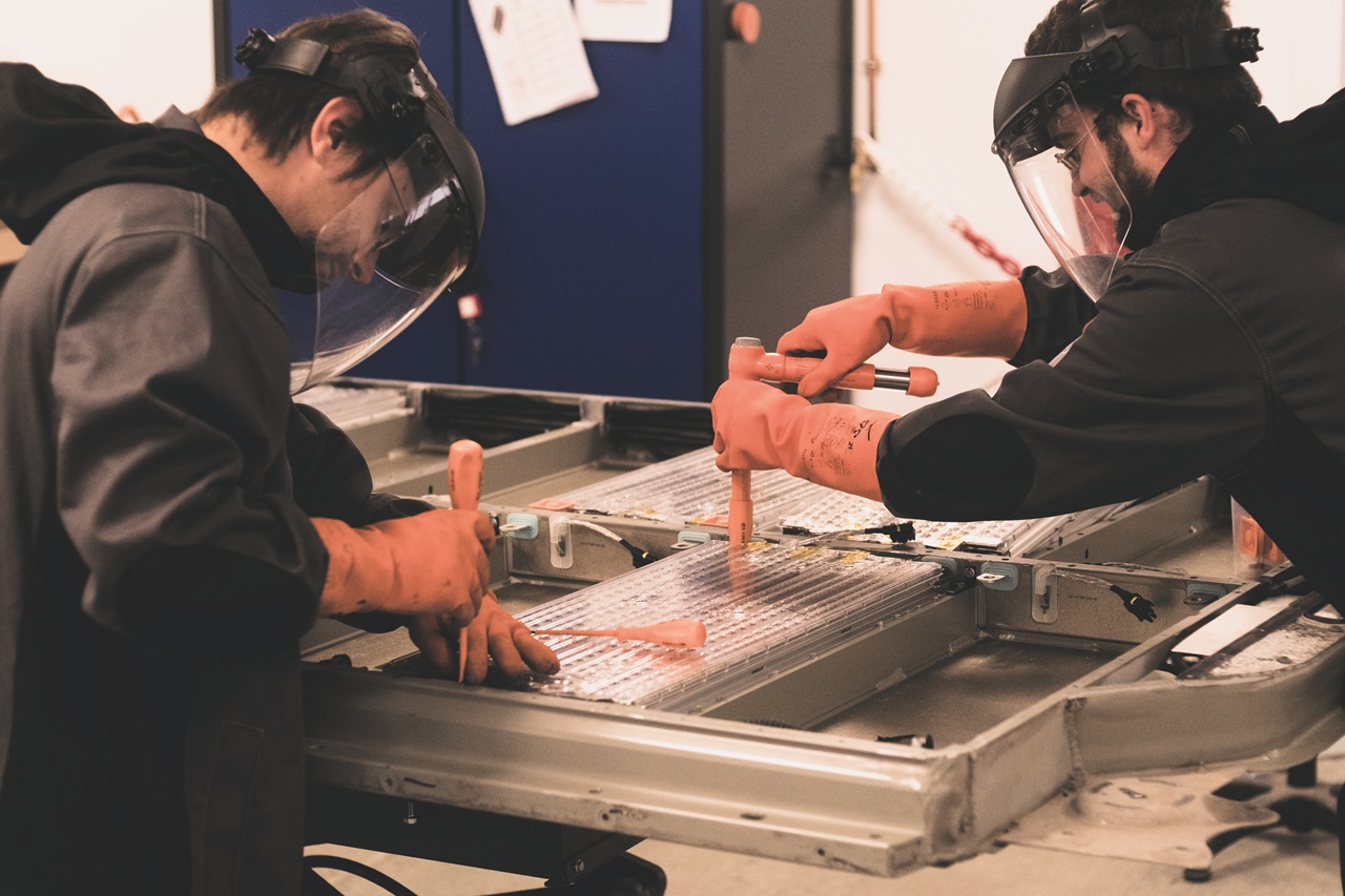 Avec l'arrivée des modèles électriques, de nouvelles prestations s’imposent aux ateliers multimarques. Certains réseaux investissent déjà la réparation de batteries. ©Revolte