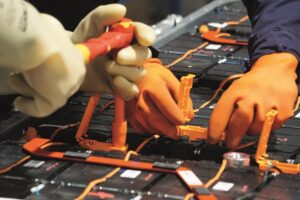 BCL, EVE, EVE2, B2TL : pour intervenir sur un véhicule électrique et sa batterie de traction, des habilitations spécifiques sont exigées pour les techniciens. ©Carrosserie Métiffiot