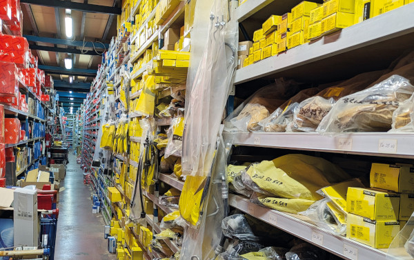 Face à la pression tarifaire, RM Accessoires a développé une stratégie d'approvisionnement multiforme. Si elle travaille avec de nombreuses plateformes franciliennes, dont celle de son groupement ID Rechange (Otto’Go), l’entreprise a également maintenu des liens avec certains fournisseurs. ©J2R