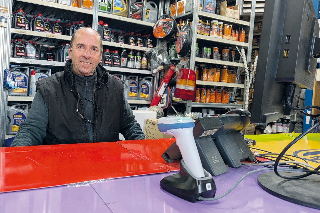 Gérant de RM Accessoires depuis plus de quarante ans, Slimane Maadaoui a construit son entreprise par ajustements successifs, au rythme des mutations du marché et des contraintes croissantes de l’environnement urbain. ©J2R