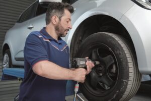 Le toutes saisons représente désormais 42 % des ventes, poussant les MRA à réinvestir une activité redevenue stratégique en atelier. ©Autodistribution