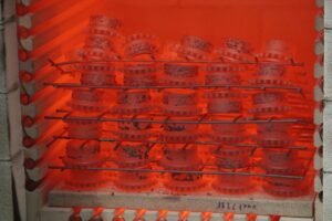 Traitement thermique de pignons dans l'usine d'ISJ Group