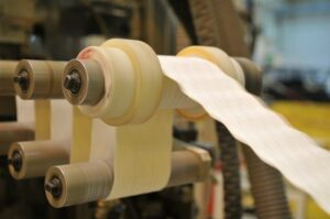 Dans l'usine les filtres sont fabriqués sous forme d'accordéon et découpés à intervalles réguliers avec précision en fonction des demandes constructeurs. ©Purflux
