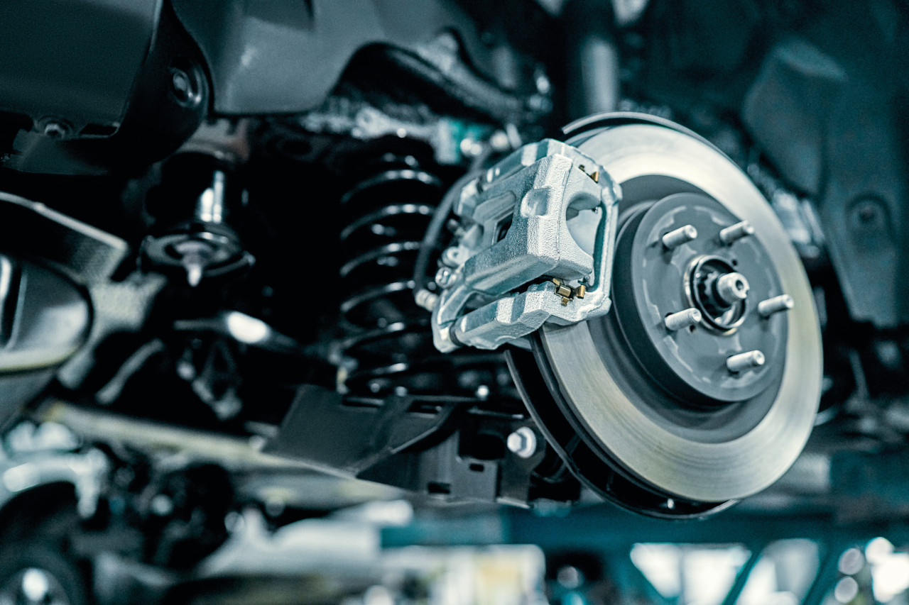 Les nouvelles exigences d'Euro 7 sur les émissions de particules de freinage pourraient modifier en profondeur les conditions d'homologation et de commercialisation des disques et plaquettes sur le marché de la rechange. ©AdobeStock