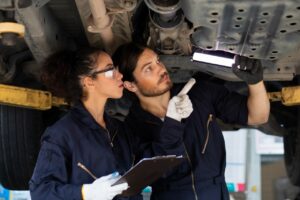 Automobile : femmes dans les ateliers, une intégration encore difficile