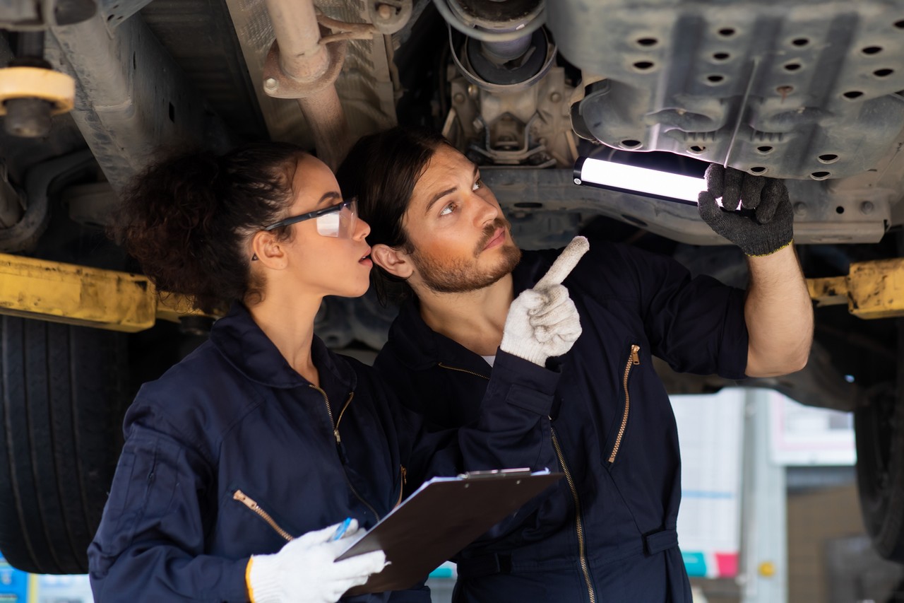 Encore minoritaires dans les ateliers automobiles, les femmes doivent souvent faire davantage leurs preuves que leurs homologues masculins. ©AdobeStock