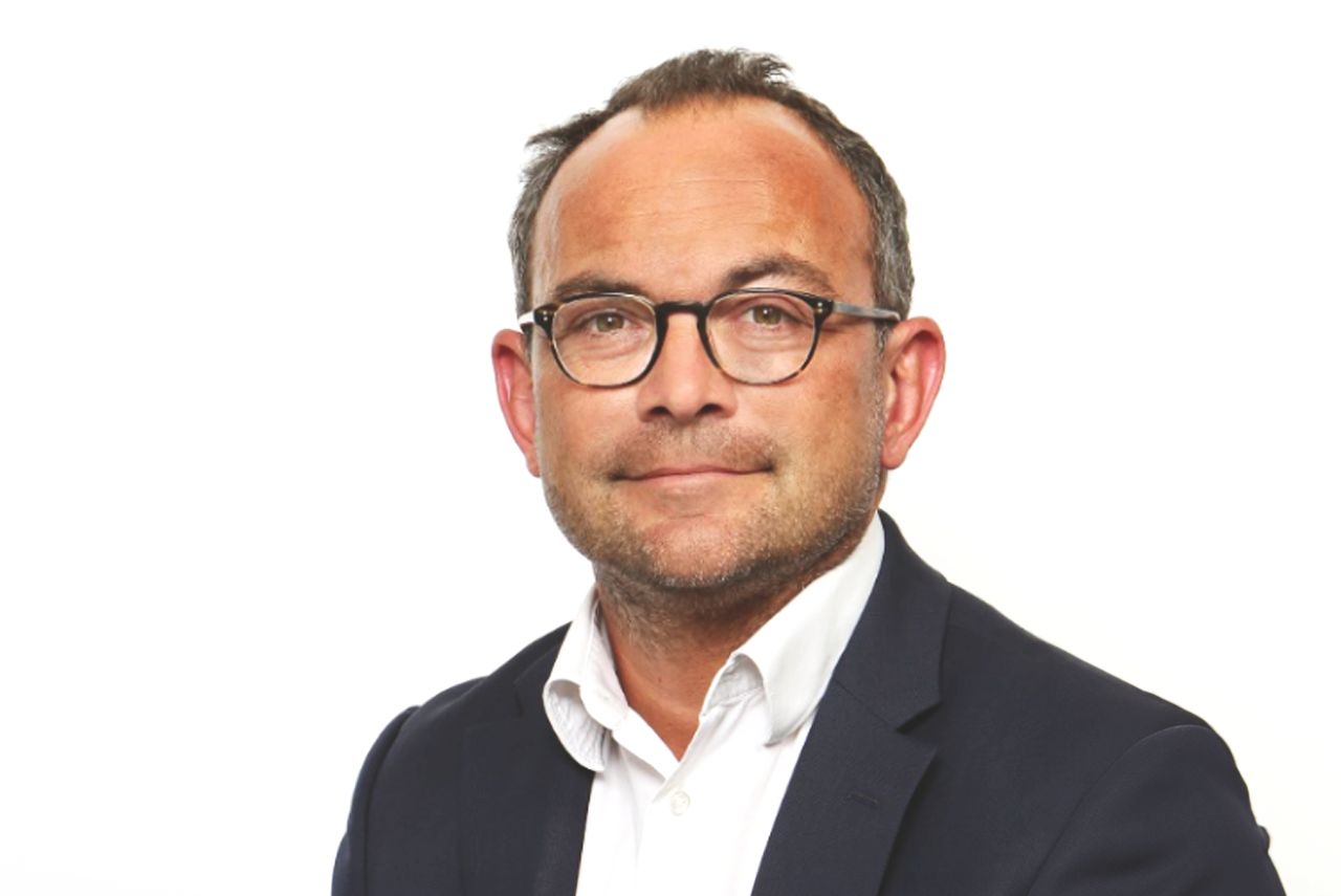 Arnaud Racapé, directeur de PPG Automotive Refinish France, assure que le rachat d'EPS premier distributeur indépendant de peinture ne sera pas suivie d'autres investissements de son groupe dans la distribution. Ce rachat était une opportunité et non pas un changement stratégique. PPG ne souhaite pas s'y immiscer davantage, contrairement à son concurrent Axalta.