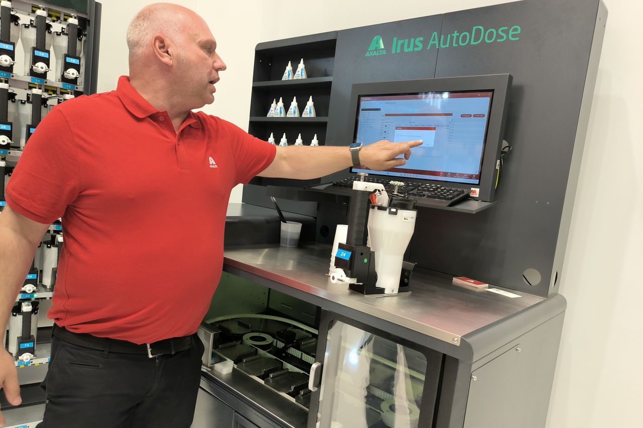 Machine de mélange de teintes Axalta Irus AutoDose sur le salon Automechanika