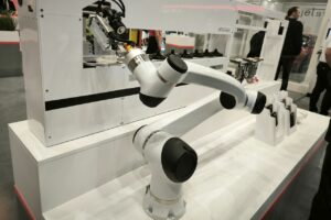 Détail du râtelier, sur lequel le bras du robot de peinture Jetstream de Sata Automation peut changer de pistolets et de godets, au salon Automechanika Francfort 2026.