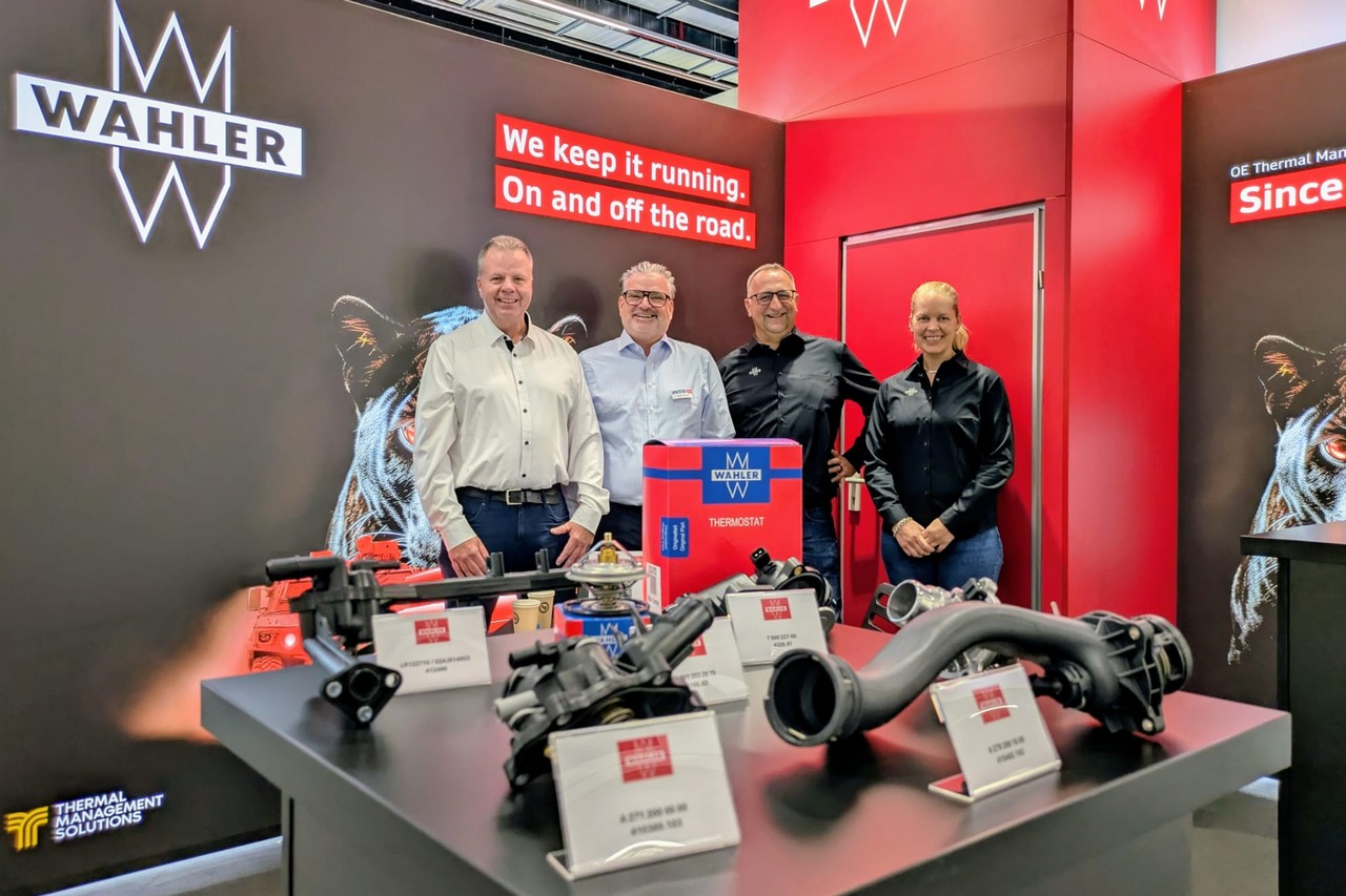 L’équipe de TMS réunie sur le stand Wahler à Automechanika Francfort. Le groupe recherche des distributeurs pour développer la marque sur le marché français de la rechange. ©J2R