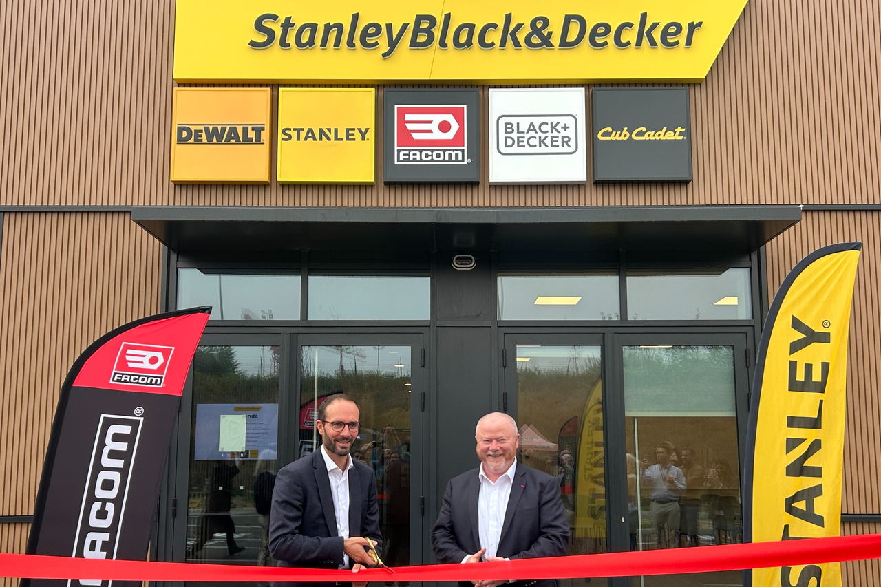 Antoine Champinot, directeur général de Stanley Black & Decker France, et Christian Leclerc, maire de Champlan, inaugurent le nouveau site. ©J2R