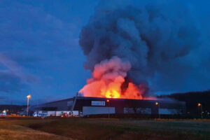 La plateforme logistique DCA de Rouen, du groupe Distri Cash, a été victime le 16 janvier 2023 d'un grave incendie qui a détruit l'entrepôt. ©DCA