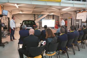 Une session de formation au technocentre du Cesvi. Piloté par Covéa, ce site est également un centre de recherche consacré aux techniques de réparation des véhicules les plus récents. ©Cesvi
