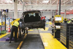 Pour les assureurs automobiles, la structuration des centres de recyclage et du marché de la pièce de réemploi est devenue stratégique. Elle leur permet de réduire le coût des réparations et leur empreinte environnementale, parfois au prix d’une pression supplémentaire sur les marges des carrossiers. ©J2R/NG