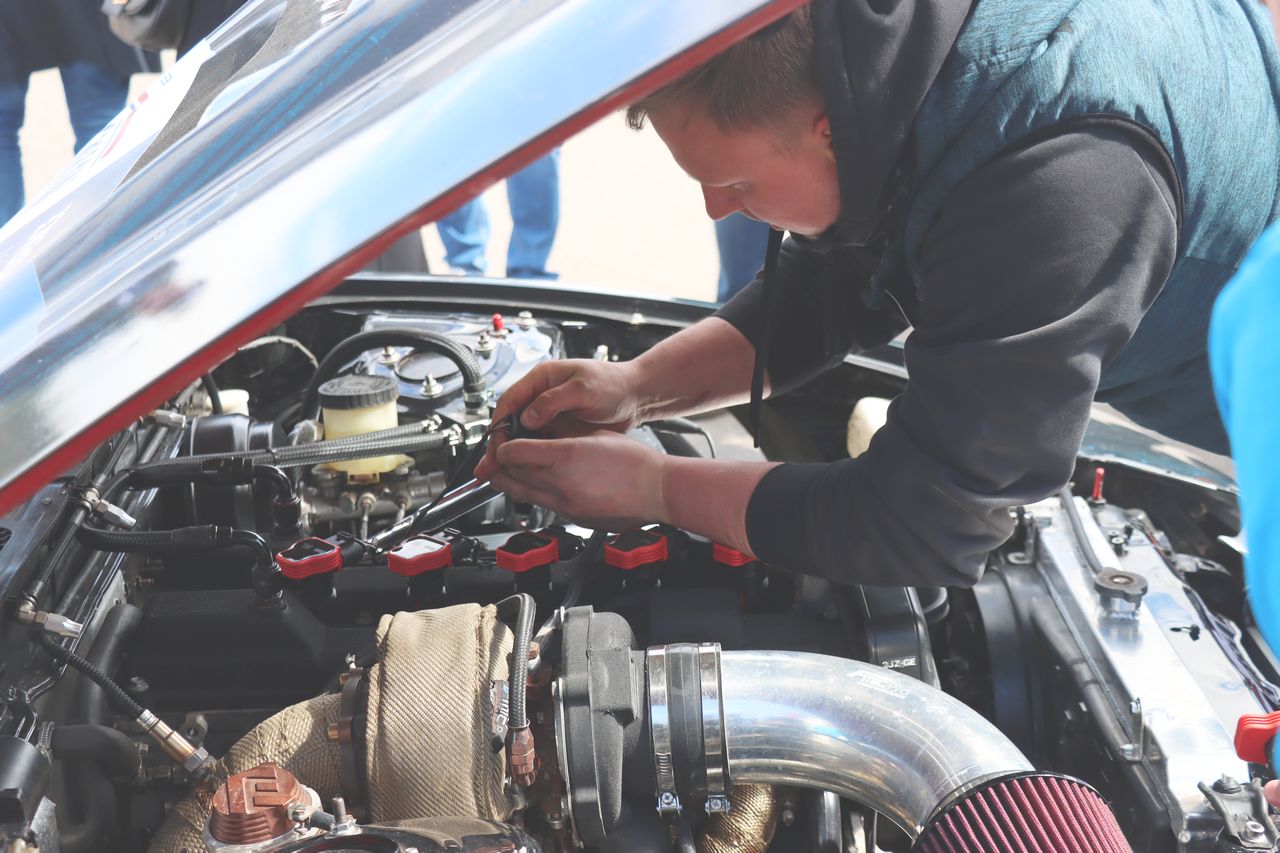 Les tarifs de maintenance pour une même opération d'entretien peuvent énormément varier selon les modèles de véhicules. Ils dépendent notamment de la technologie, de la technicité et du prix des pièces, ainsi que du temps de main-d'œuvre nécessaire. ©J2R/NG