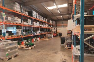 Pour concilier largeur de gamme et livraisons rapides, les distributeurs renforcent leur maillage logistique et automatisent davantage leurs processus. ©Veloris