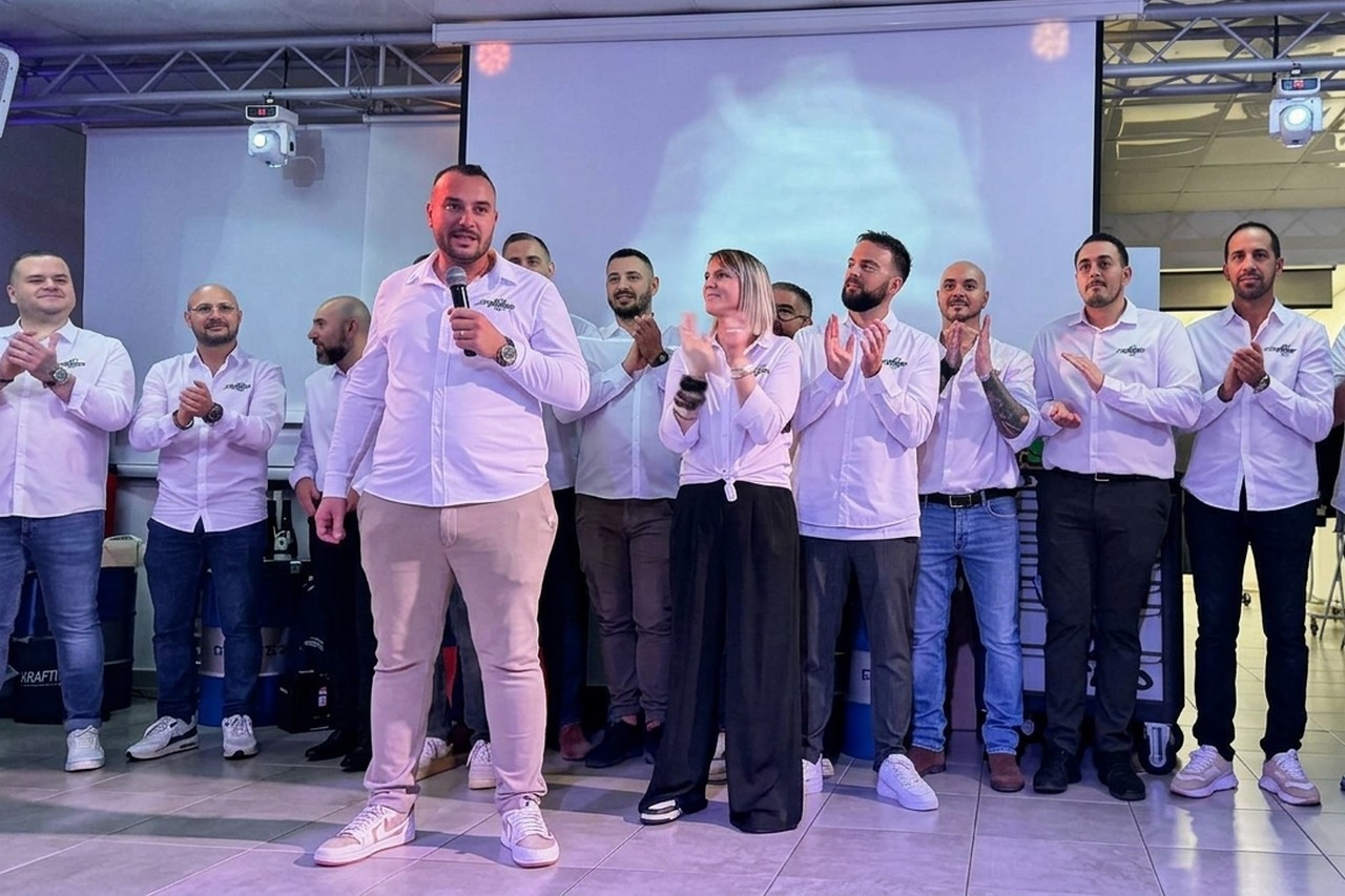 Entouré de son équipe lors des 80 ans de Ferrara Pièces Auto, Romain Balbis a salué ceux qui contribuent au développement de l’entreprise familiale. ©FPA