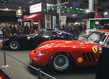 2 Ferrari GTO accueillent le visiteur à l’entrée du salon. Si la 250 est déjà rare (moins de 40 voitures construites), la rouge est une 330 GTO unique. En 1964, cette version troquait son 12 cylindres 3 litres pour un moteur de 4,0 l.