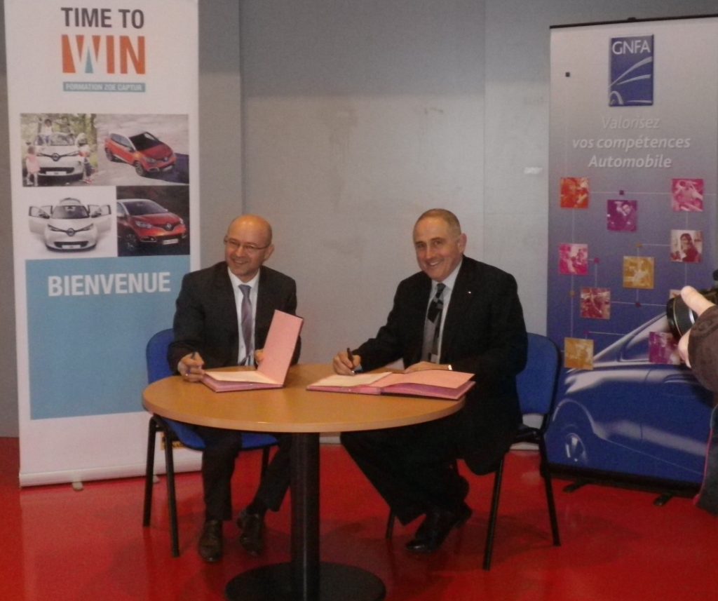 Didier Arnould (GNFA) et Alain Lehmann (Renault) ont signé sur le site GNFA de Saint-Brieux la convention de partenariat portant sur la formation du réseau Renault pendant 3 ans.