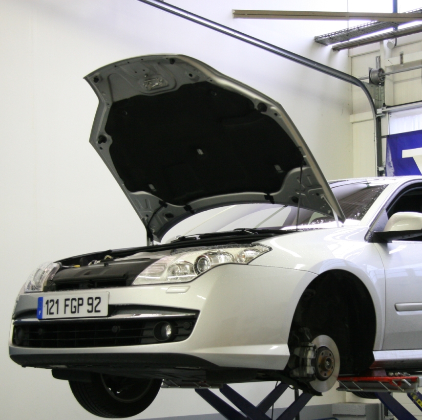 La Renault Laguna bénéficie d’un capot en aluminium, mais en réparation, les tarifs s’envolent.