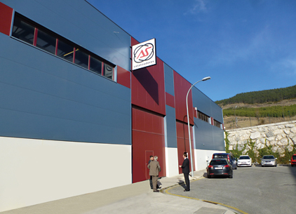 Récente acquisition, le centre logistique de 2 200 m2, est situé à quelques kilomètres de l’usine de Pamplune et au bord de l’autoroute.