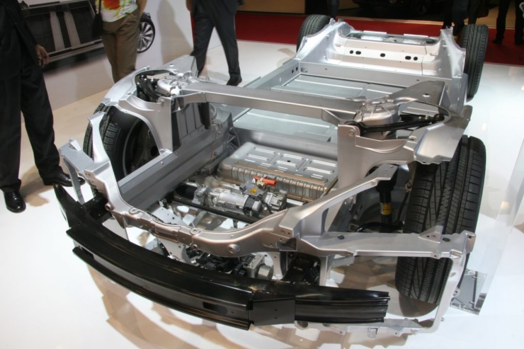 La carrosserie Lecoq maîtrise l'aluminium et la propulsion électrique, ces compétences ont séduit Tesla qui construit ses structures de réparation en France.