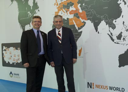 Sur le stand de Dinamik Otomotiv lors d'Automechanika Istanbul en avril dernier, le monde n'était pas à jour.. Philippe Guyot, Nexus International et M. Ahmet Bosut, Directeur Général de Nexus Otomotive.