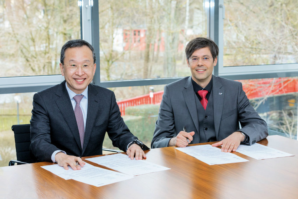 Signature de la lettre d'intention entre Seh-Woong Jeong, vice président exécutif de Samsung SDI (à gauche) et Hartung Wilstermann, vice-président exécutif E-Solutions & Services chez Webasto group (à droite).