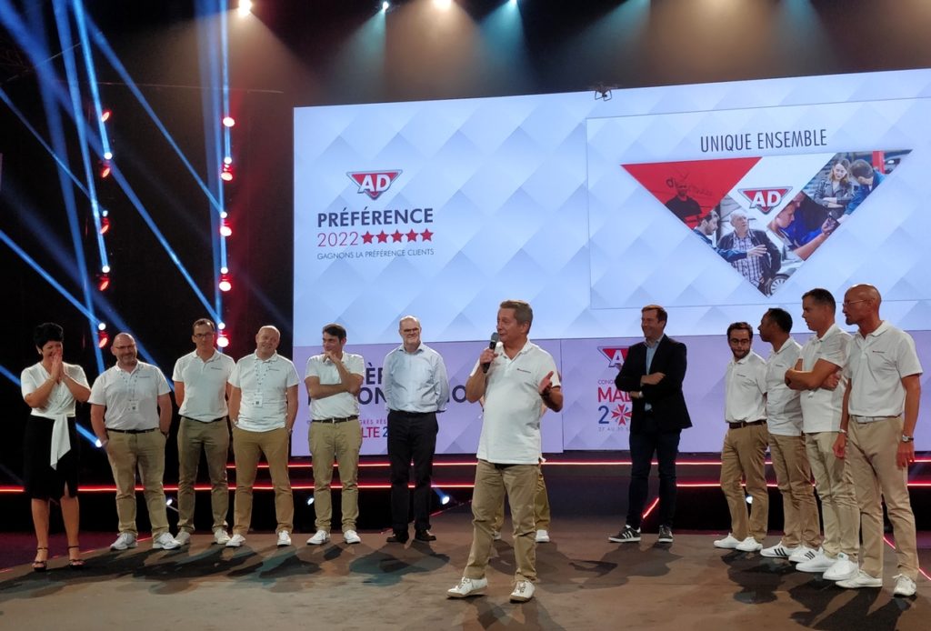 Stéphane Antiglio, président d'Autodis, entouré des dirigeants du groupe Autodistribution.