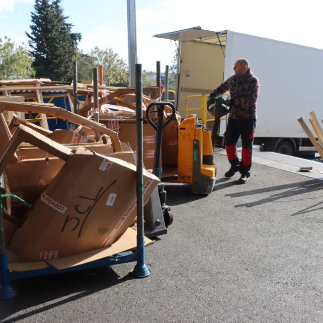 Les pièces de carrosserie d'Aniel Marketplace sont ventilées entre ses quatre sites de La Garde (83) par des navettes. ©J2R/NG