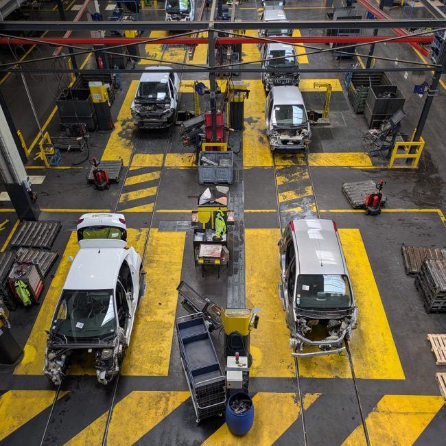 Le site de Livron-sur-Drôme compte deux lignes de production, comptant chacun 8 postes de travail successifs. Plus de 1 100 pièces d’occasion y sont démantelées chaque jour. ©J2R